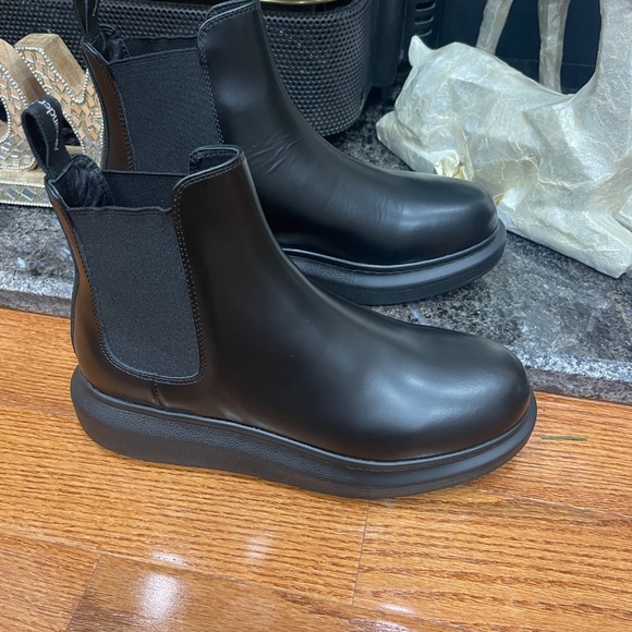 ALEXANDER MCQUEEN Glossed-leather exaggerated-sole Chelsea boots display picture 2